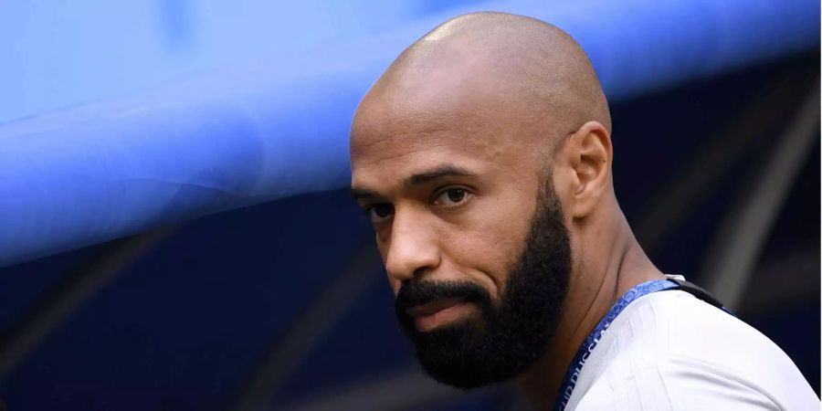 Fussball-Legende Thierry Henry schaut mit ernstem Blick.