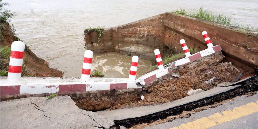 Eine Brücke wurde durch die Überschwemmungen in Myanmar zerstört.