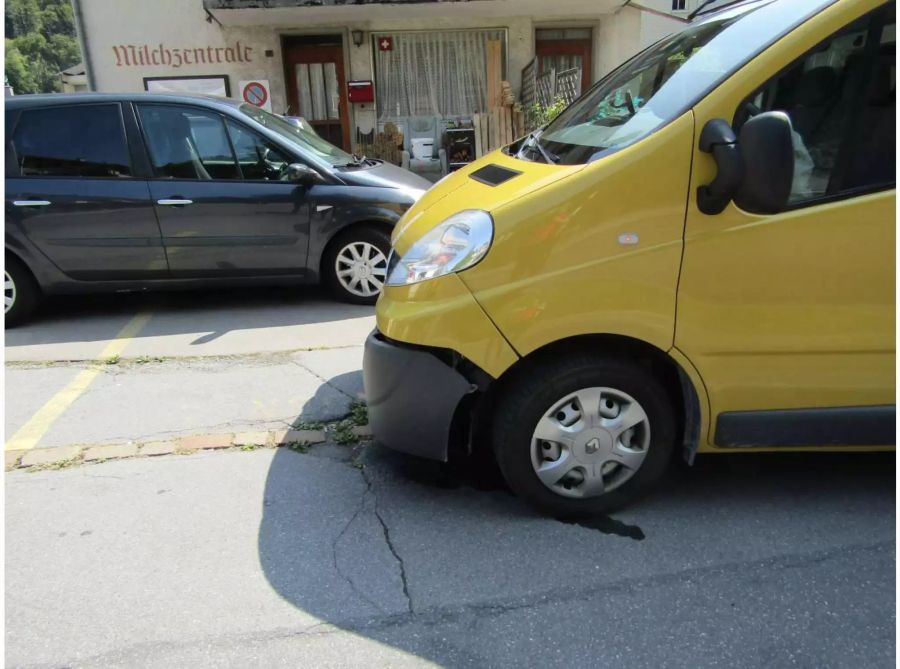 Der Lenker des vordersten Wagens erlitt beim Aufprall Prellungen - Kapo Glarus