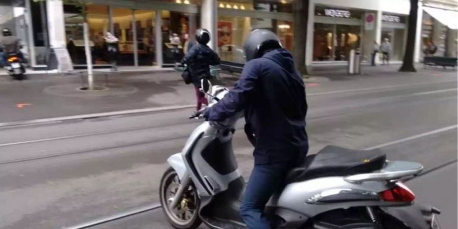 Die Täter flüchteten nach dem Raubüberfall auf einem Motorrad.