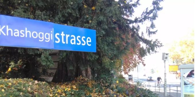 Ein Berner Strassenschild wurde überklebt. Neu «heisst» die Strasse jetzt «Khashoggistrasse».
