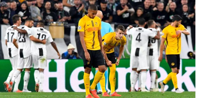 YB's Djibril Sow (l.) ,und Sandro Lauper (M.) sind am 2. Oktober nach dem dritten Treffer von Juventus Turin enttäuscht. YB's Djibril Sow (l.) ,und Sandro Lauper (M.) sind am 2. Oktober nach dem dritten Treffer von Juventus Turin enttäuscht.