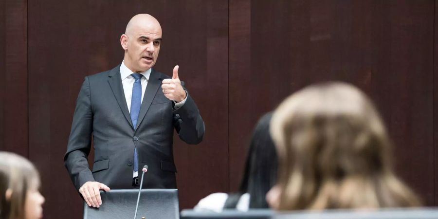 Bundespräsident Alain Berset spricht zu Kinder und Jugendlichen in Bern.