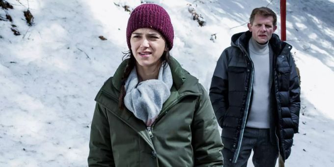 SRF-Wilder-Star Sarah Spale steht mit Kollege Kägi im Schnee. srf