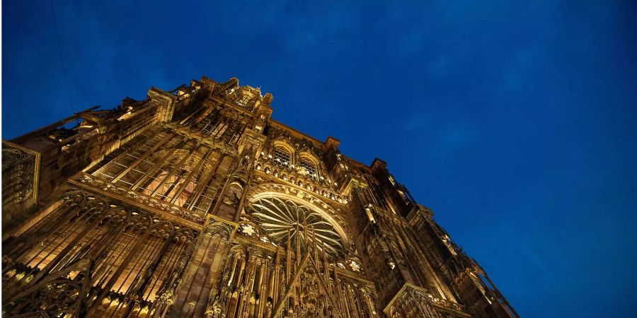 Das Strassburger Münster wird vor einem Konzert für den Frieden in Europa angestrahlt.