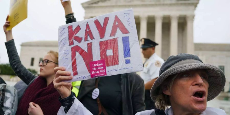 Eine Demonstrantin hält ein Schild in die Höhe, mit dem sie ihre Ablehnung für die Ernennung von Kavanaugh als Richter am Obersten Gerichtshof der Vereinigten Staaten zum Ausdruck bringt.