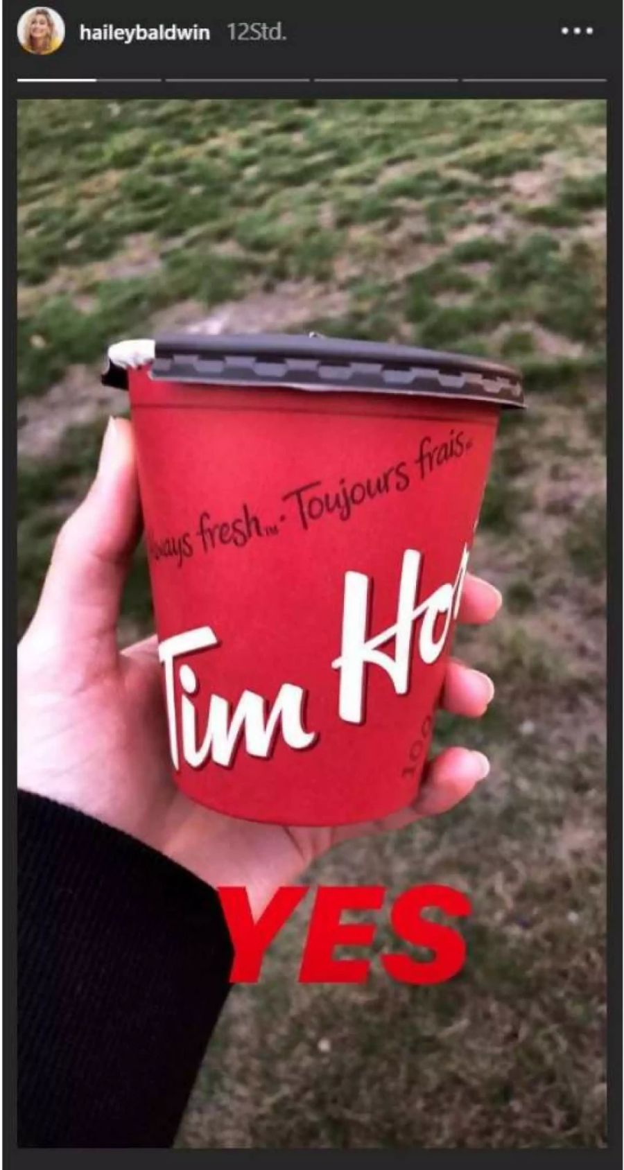 Justin Biebers Verlobte Hailey Baldwin hält ein Kaffeebecher von der Kette «Tim Hortons» in der Hand.