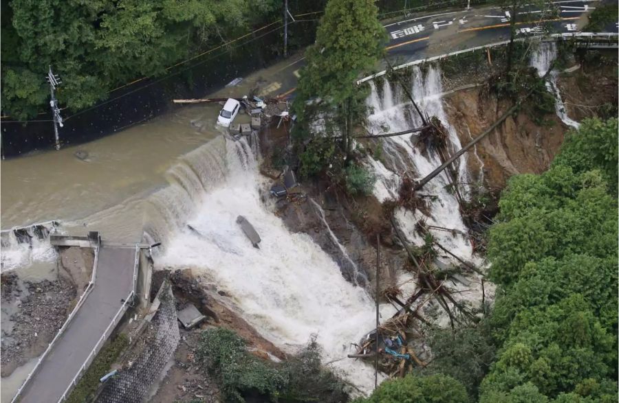 Eine vom Hochwasser zerstörte Strasse in Kishiwada (Japan).