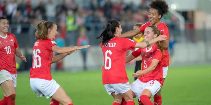 Géraldine Reuteler feiert nach ihrem Tor mit ihren Teamkolleginnen. Géraldine Reuteler feiert nach ihrem Tor mit ihren Teamkolleginnen.