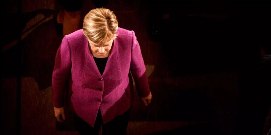 Bundeskanzlerin Angela Merkel verlässt den Gottesdienst zum Tag der Deutschen Einheit.