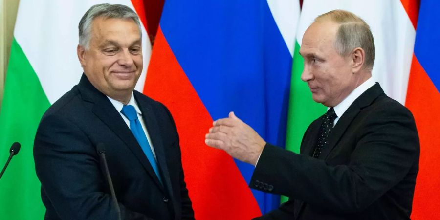 Wladimir Putin (r), Präsident von Russland, gibt Viktor Orban, Ministerpräsident von Ungarn, die Hand während einer gemeinsamen Pressekonferenz nach ihrem Treffen im Kreml.