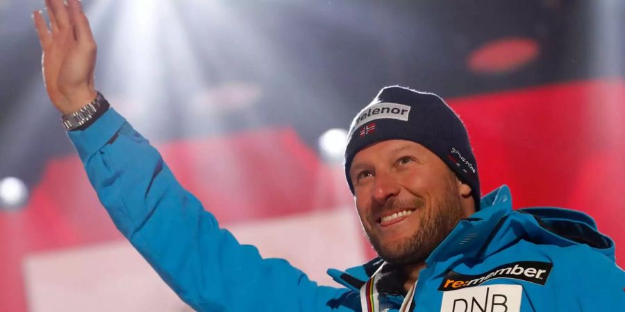 Aksel Lund Svindal feiert nach WM-Silber in der Abfahrt.