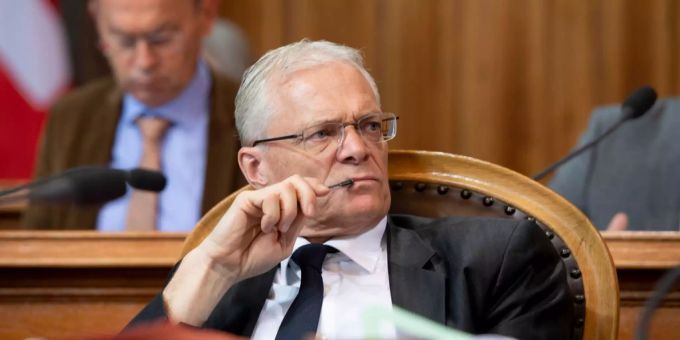 Ständerat Thomas Minder schliesst goldenen Fallschirm für Lauber nicht aus. Thomas Minder