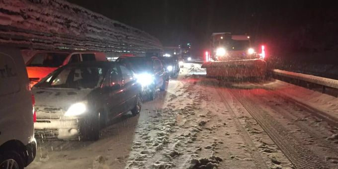 Stundenlang gesperrt - Schnee sorgt für Chaos auf der A12