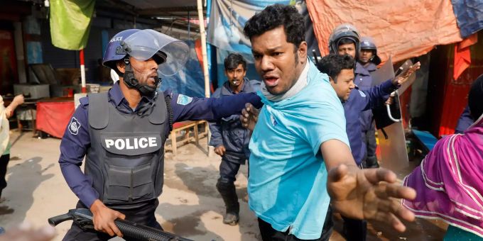 Tausende von Textilarbeitern demonstrierten in Bangladesch für bessere Löhne und für die Stilllegung von Fabriken am Rande der Hauptstadt. Demonstration von Textilarbeitern in Bangladesch.