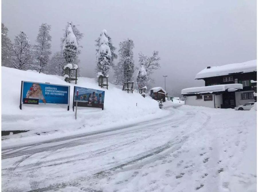 Peter Baetschi, der Geschäftsführer der Bergbahnen, ist aber zuversichtlich, dass das Skigebiet seinen Betrieb bereits morgen wieder aufnehmen kann.