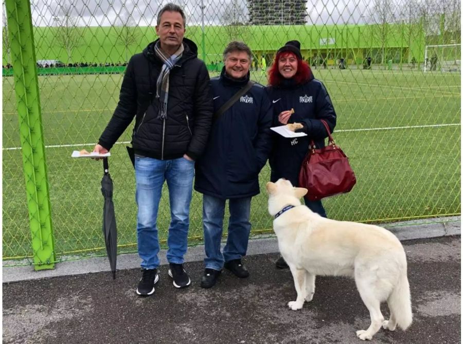 Heliane und Ancillo Canepa sowie deren Hund Kookie posieren fröhlich mit FCZ-Sportchef Thomas Bickel.