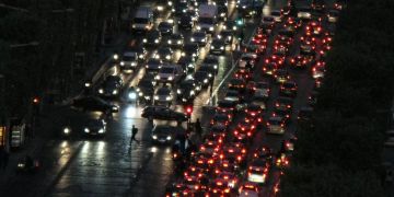 Autos stehen auf einer Strasse im Stau.