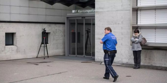 Vorm Bezirksgericht Lenzburg AG muss sich ein 49-Jähriger verantworten, weil er seine Ehefrau ermordet haben soll. (Archivbild) Bezirksgericht Lenzburg Ehefrau ermordet