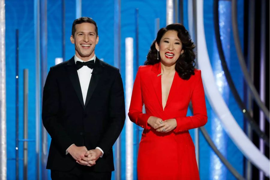 Für Aufregung sorgte auch die Moderation von Andy Samberg (40).  Der Comedian stellte Lady Gaga und Bradley Cooper mit einem Suizid-Witz vor: «Er hat Ali entdeckt und sie hat ihn tot in der Garage gefunden». Hier mit Sandra Oh (47).