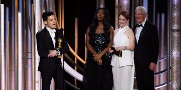 Rami Malek nimmt den Golden Globe entgegen.