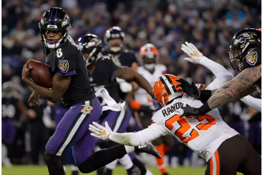 Die Baltimore Ravens gewinnen gegen die Cleveland Browns mit 26:24 und sichern sich damit den Titel in der AFC North. Doch es ist eine enge Kiste: Weil Browns-QB Baker Mayfield eine Interception wirft, holen sich die Ravens den wichtigen Sieg. Bei einer Niederlage wäre die Saison beendet gewesen.