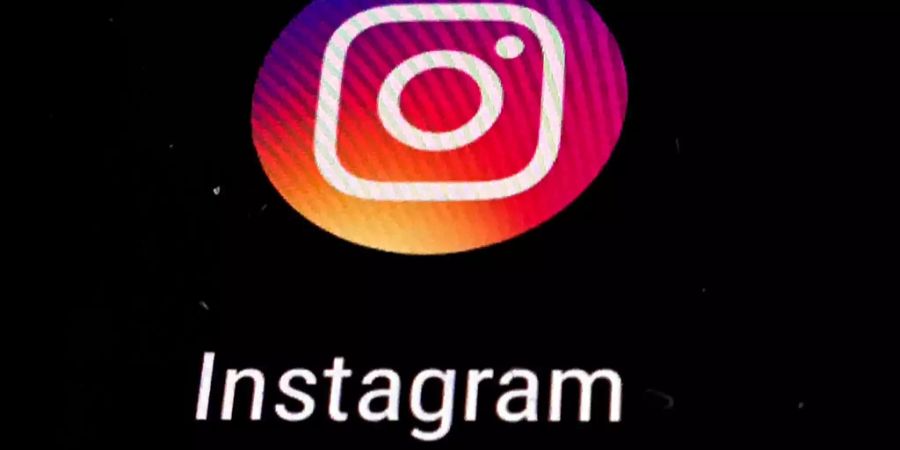 Das Instagram-Logo auf schwarzem Hintergrund.