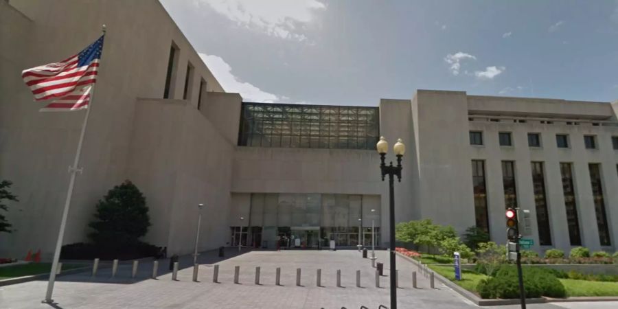 Eine US-Flagge weht vor dem Standesamt in Washington.