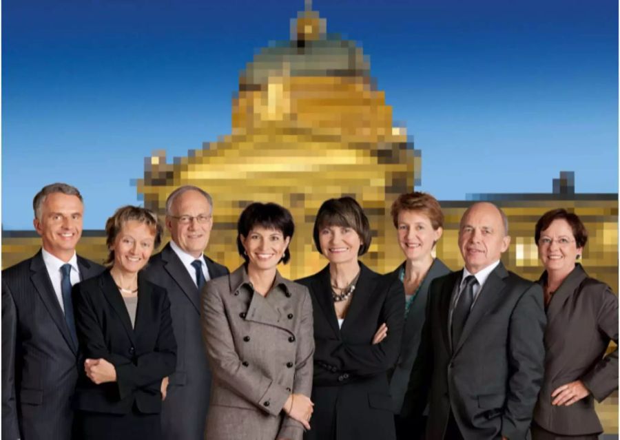 Der Gesamtbundesrat 2010 (von links nach rechts): Bundesrat Didier Burkhalter, Bundesrätin Eveline Widmer-Schlumpf, Bundesrat Johann N. Schneider-Ammann, Bundespräsidentin Doris Leuthard, Bundesrätin Micheline Calmy-Rey (Vizepräsidentin), Bundesrätin Simonetta Sommaruga, Bundesrat Ueli Maurer, Bundeskanzlerin Corina Casanova.