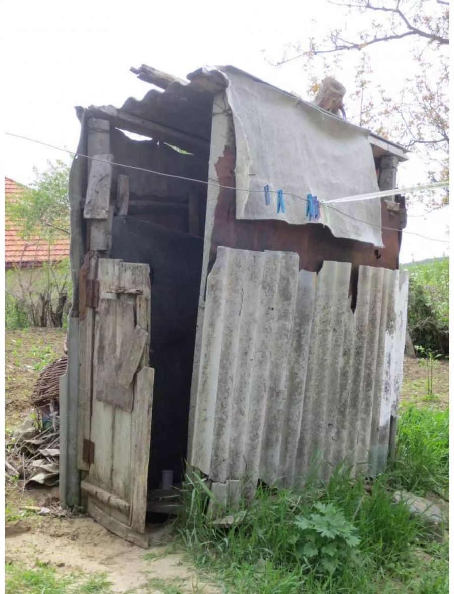 Die Toiletten der Beschenkten befinden sich ausserhalb vom Haus.