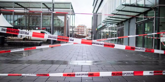 Absperrband der Polizei sperrt den Berliner Platz ab.