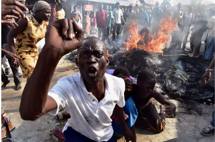 Anhänger der Opposition verbrennen in Mombasa (Kenia) Reifen.