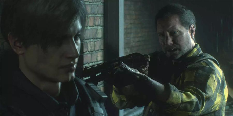 Resident Evil 2 Remake: Leon wird mit einer Schrotflinte bedroht.