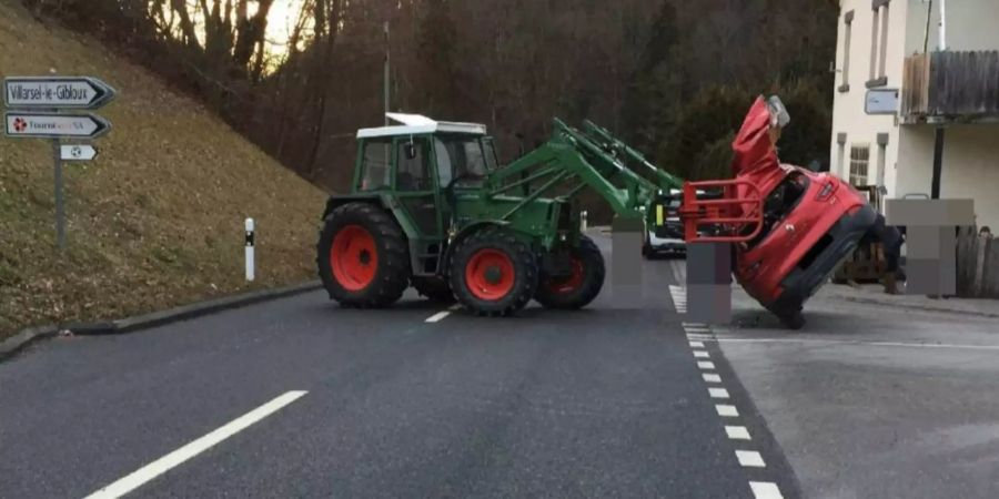 Der Traktor spiesste das Auto mit der Familie beim Abbiegen auf.