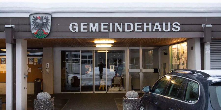 Sicht auf das Gemeindehaus von Adelboden