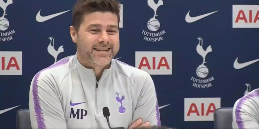 Mauricio Pochettino lacht an der Pressekonferenz von Tottenham