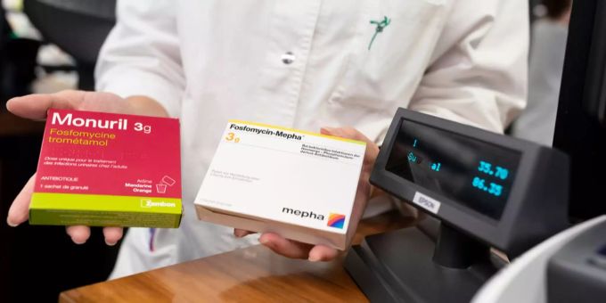 Gegen die Einsparungen bei den Generika gibt es heftigen Widerstand. Ein Apotheker zeigt Medikamente in einer Apotheke in Bern.