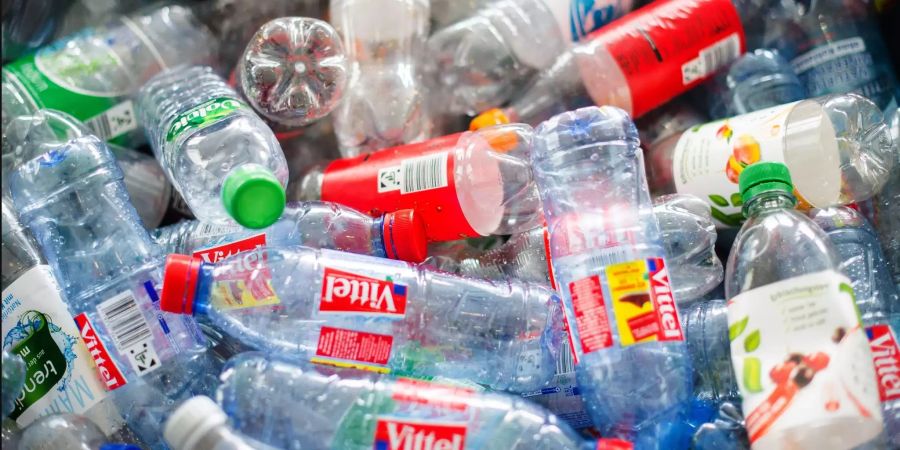 Leere Plastikflaschen liegen in einer Kiste.
