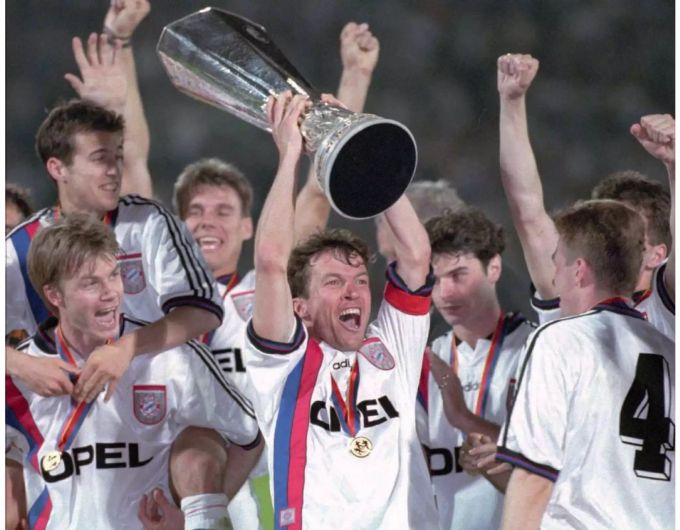 Lothar Matthäus stemmt den Uefa-Pokal mit Bayern München. Lothar Matthäus