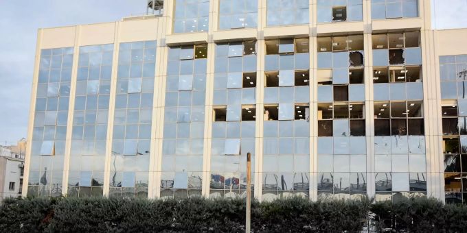 Erst vor zehn Tagen war in einem Vorort von Athen ein selbstgebauter Sprengsatz vor dem Sitz des privaten Fernsehsenders Skaï explodiert. Griechische Polizisten bei der Spurensicherung.