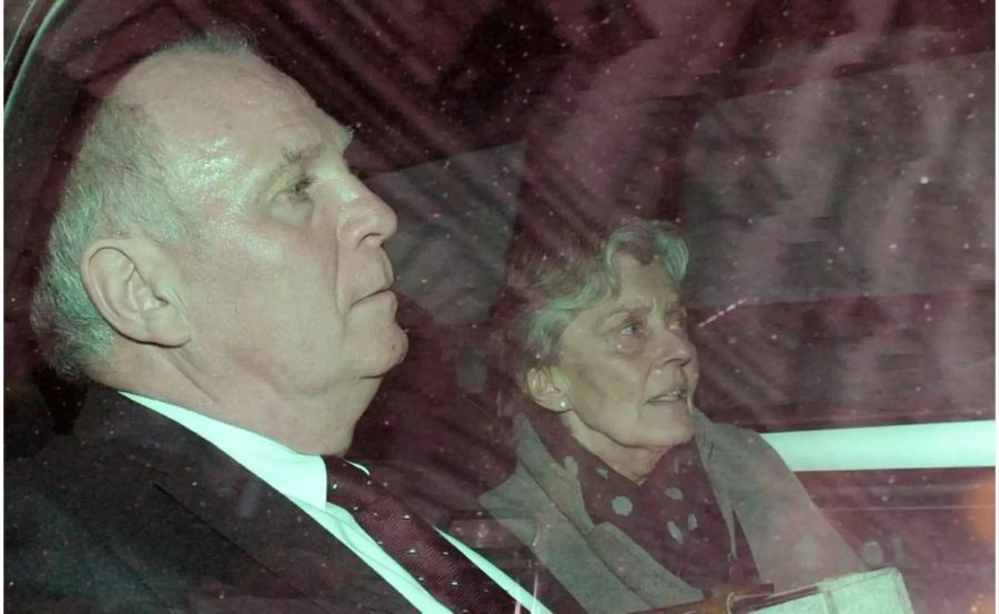 Uli Hoeness mit seiner Frau auf dem Weg zu seinem Prozess.