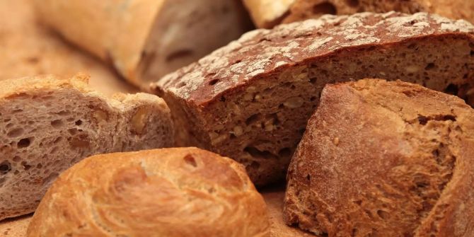 Mehrere Brotsorten liegen auf dem Tisch.