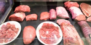 Fleisch in einer Theke im Coop.
