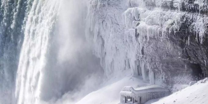 Eis bedeckt die Aussichtsplattform am Fusse der Horseshoe Falls, einem Teil der Niagarafälle. Foto: Tara Walton/The Canadian Press/AP Niagara