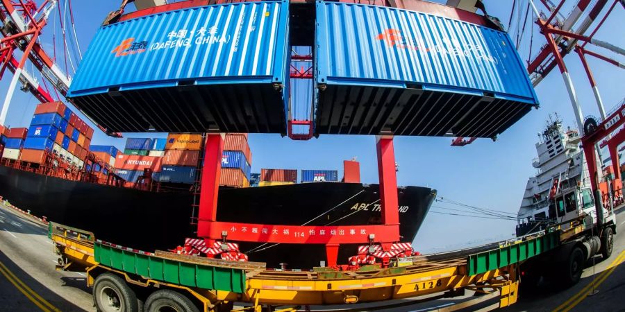 Container werden im Hafen verladen.