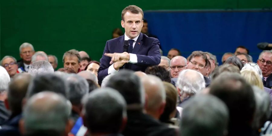 Emmanuel Macron spricht in Grand Bourgtheroulde.