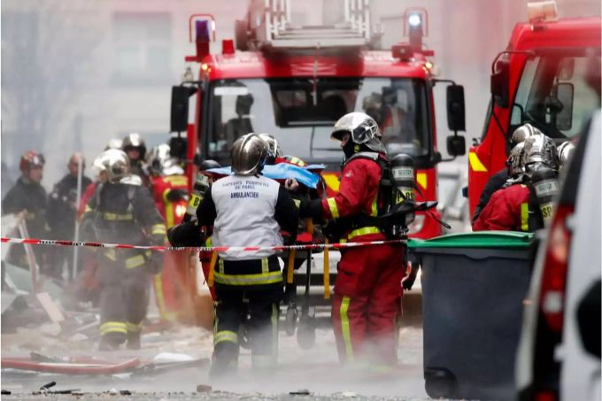 Sicherheitskräfte bringen die Verletzten in Sicherheit.