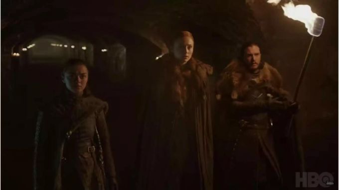 Sansa, Arya und Jon Snow schauen sich ihre Skulpturen an.