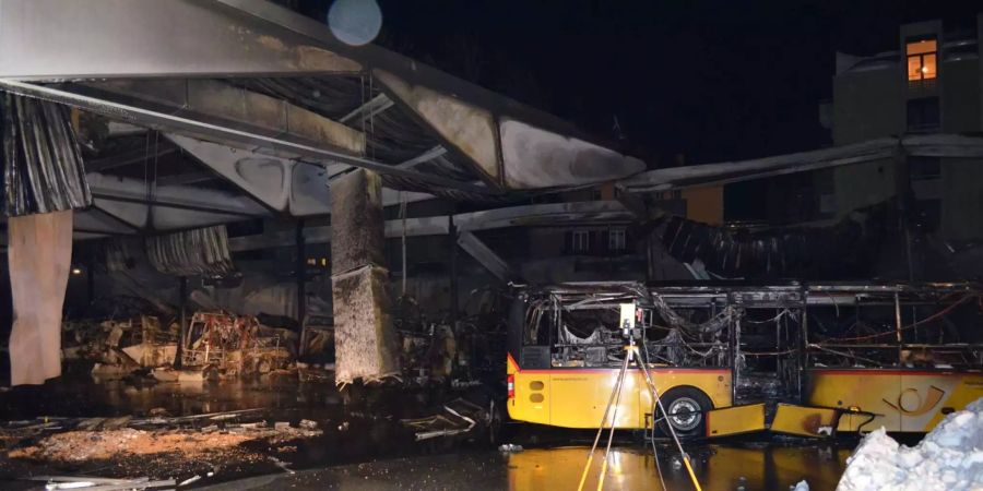 In der Postautogarage in Chur GR hat ein Brand Schäden in Millionenhöhe angerichtet.