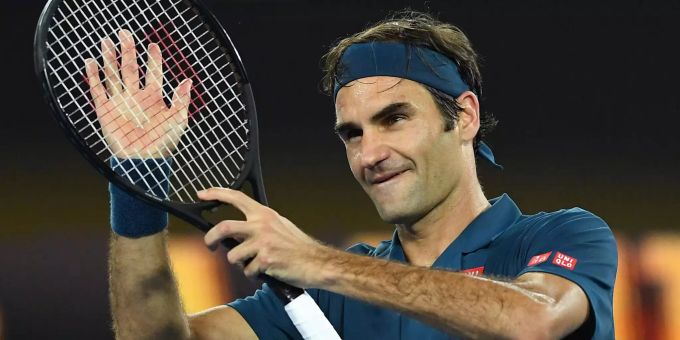 Roger Federer bedankt sich nach dem Sieg gegen Taylor Fritz bei den Fans. Roger Federer